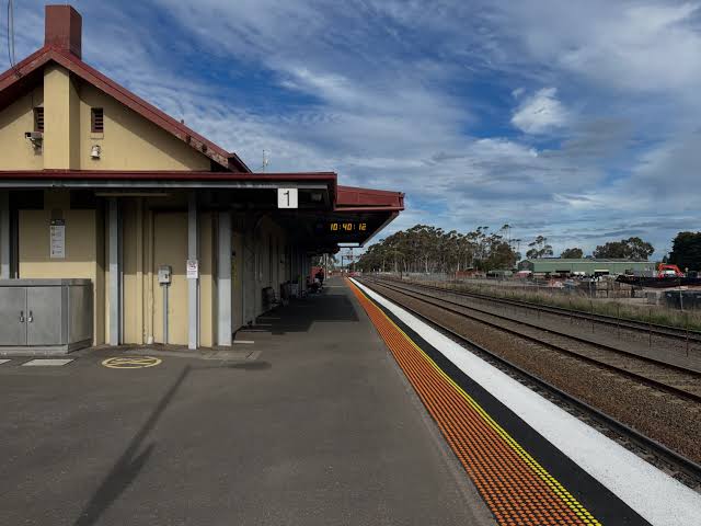Lara Station platform 1, mid-morning, empty